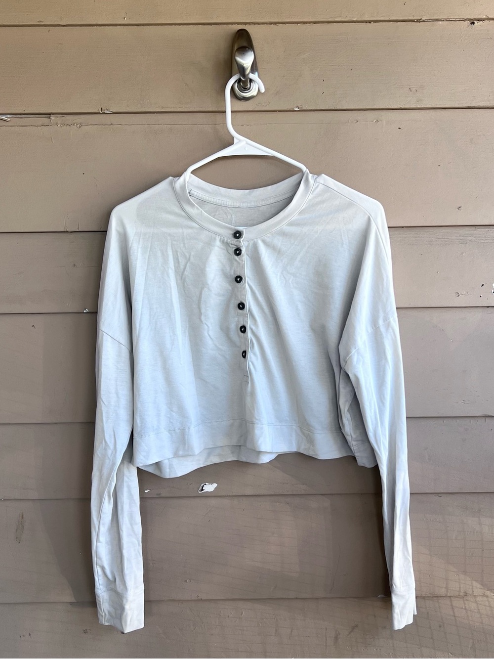 Vuori Avalon Long Sleeve Cropped Henley Size M Relaxed Fit Oversized Workout
